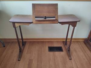lot 29 image: Antique Easel Table