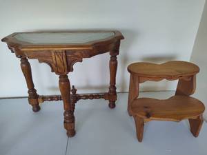 lot 94 image: Etched Glass Oak Side Table & Heart Step Stool