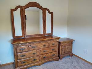 lot 71 image: Three Piece Oak Keller Bedroom Set