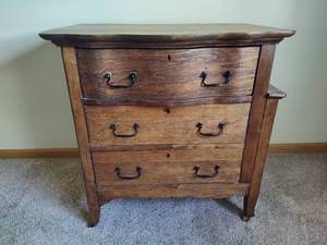 lot 70 image: Small Antique Dresser