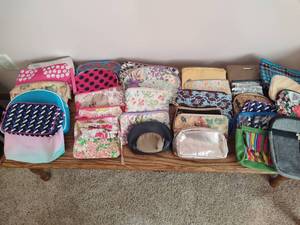 lot 98 image: Large Lot of Makeup Bags