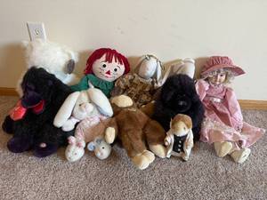 lot 105 image: Dolls and Stuffed Animals