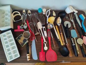 lot 123 image: Large Assortment of Useful Kitchen Tools
