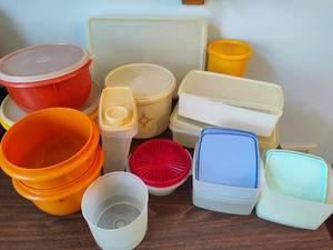 lot 136 image: Vintage Tupperware Lot 3