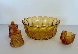 lot 138 image: Anchor Hocking Fairfield Amber Glass Bowl, Swan Amber Glass Trinket Bowl