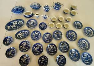 lot 102 image: Vintage Blue Willow China Childs Tea Party