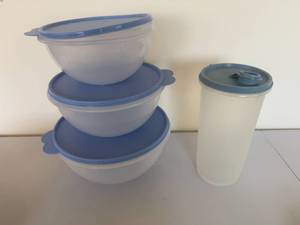lot 141 image: Vintage Tupperware Lot 4 Blue Lids