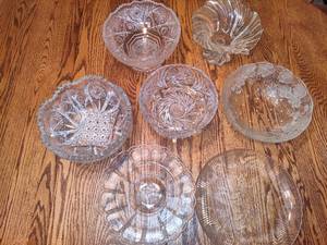 lot 156 image: Lot of Medium Sized Crystal & Glass Serving Pieces