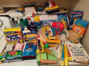 lot 171 image: Large Lot of Cleaning Supplies