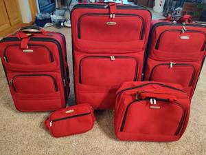 lot 172 image: Five Piece Red Stratus Luggage Set