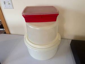 lot 147 image: Tupperware Cake and other Storage Containers
