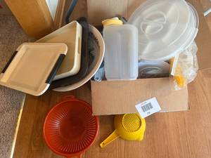 lot 150 image: Large Lot of Plastic Kitchen and Serving Items