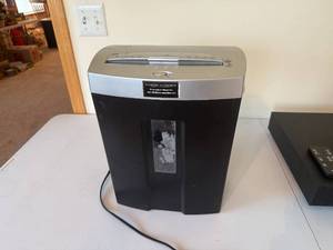 lot 184 image: Fellowes P-7C Powershred Cross-Cut Paper Shredder