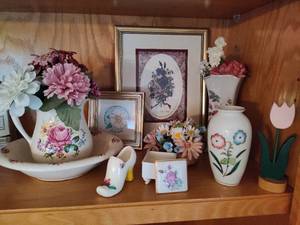 lot 164 image: Lot of Vintage Floral Decor