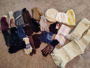 lot 210 image: Lot of Ladies Gloves, Hats, Scarves & Mittens