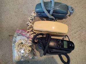 lot 241 image: Lot of Old Phones