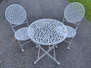 lot 255 image: Childs Sized Metal Bistro Table Set