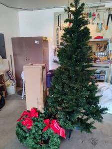 lot 271 image: Pre-Lit Christmas Tree & Wreaths