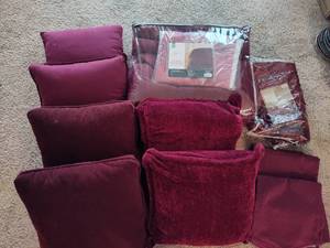lot 285 image: Burgandy Pillows, Comforter 