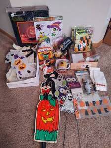 lot 290 image: Lot of Halloween Decor