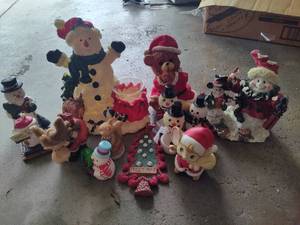 lot 299 image: Lot of Winter Decor