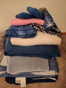 lot 310 image: Lot of Asst Blankets & Comforters