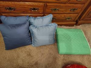 lot 311 image: Asst Throw Pillows & Bedspread