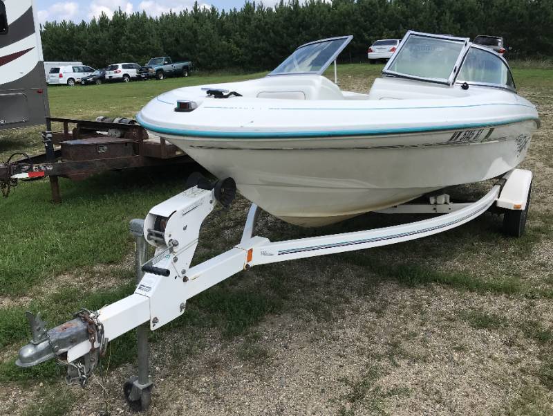 lot 3 image: 1995 Sea Ray 18 2 Boat WTrailer