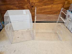 lot 17 image: Clear Acrylic Display Cases