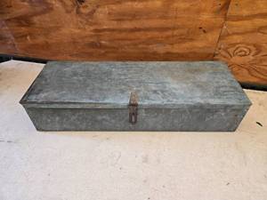 lot 23 image: Vintage Metal Tool Box