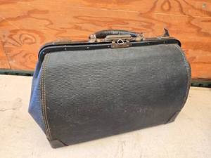 lot 28 image: Vintage Leather Bag