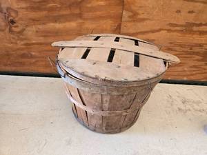 lot 45 image: Wooden Bushel Basket with Lid