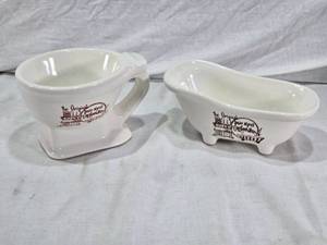 lot 116 image: Bobby McGees Miniature Ceramic Toilet and Bathtub Set