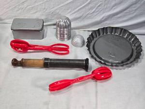 lot 233 image: Kitchenware Lot including Ekco Bakers Secret Flan Pan and Betty Crocker Tongs