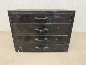lot 74 image: Metal Garage Cabinet & Contents 20 x 13 x 15 Tall