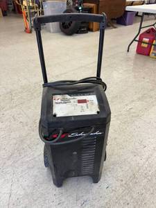 lot 21 image: Schumacher Battery Charger & Engine Starter