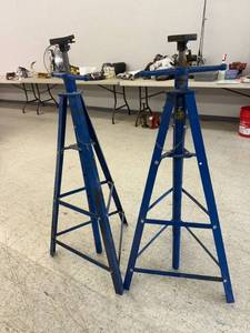 lot 22 image: KTool 2 Ton Under Hoist Tripod Stands KTI-61002