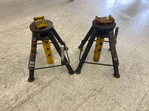 lot 28 image: 10 Ton Pin Style Jack Stands