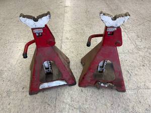 lot 30 image: 6 Ton Jack Stands