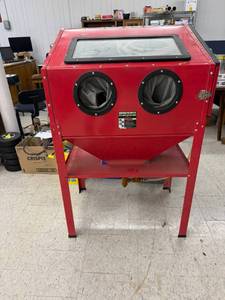 lot 5 image: Central Pneumatic 40# Floor Blast Cabinet