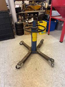 lot 6 image: .5 Ton Hydraulic Telescopic Transmission Jack