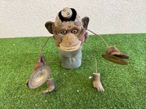 lot 130 image: Vintage Musical Jolly Chimp