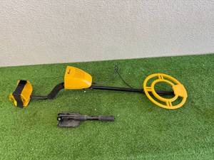 lot 132 image: Ricomax Metal Detector