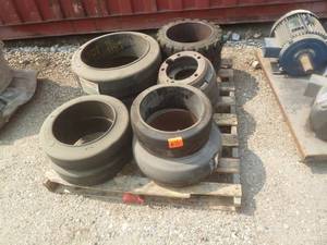 lot 11 image: Forklift Solid Rubber Wheels