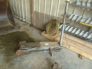 lot 32 image: NAPA Pneumatic Floor Jack