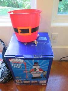 lot 35 image: Airblown inflatable 12ft Snowman in...