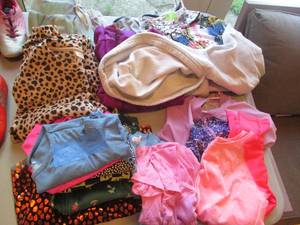 lot 78 image: Girls Assorted size and brand Hoodi...