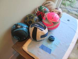lot 87 image: Assorted Soccer balls sizes 3-5, bo...