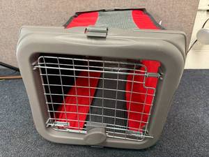 lot 3 image: Collapsible Pet Crate