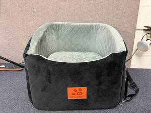 lot 27 image: Heggooe Pet Seat